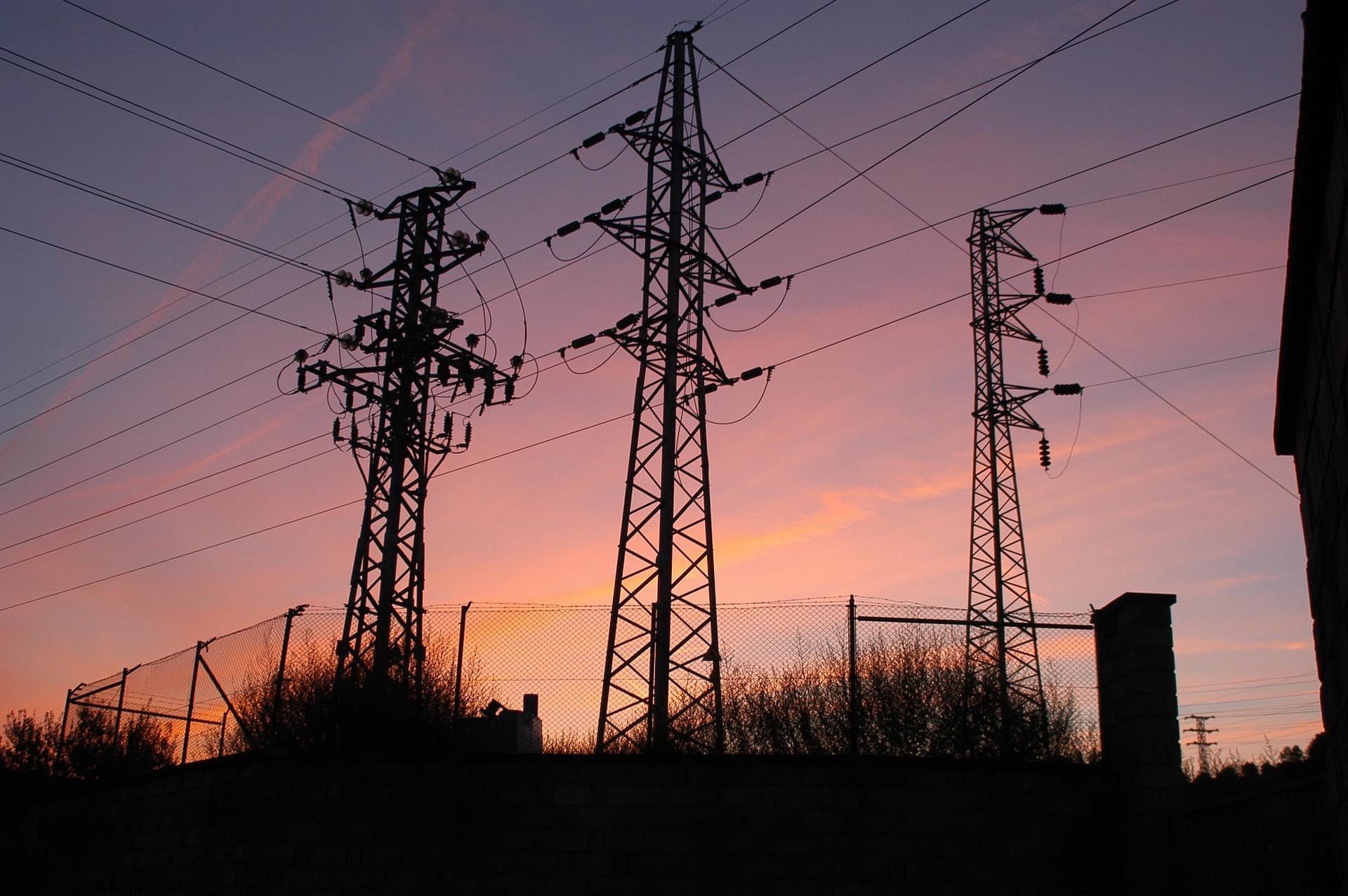 Stromnetze im Sonnenuntergang